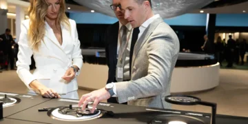 Watches & Wonders 2024: Am Stand von IWC Schaffhausen enthüllt Gisele Bündchen die neue Portugieser-Kollektion