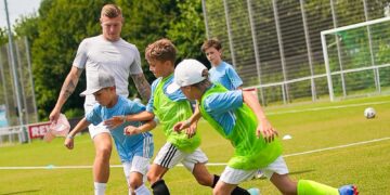 Strategische Kooperation: air up® und die Toni Kroos Academy setzen auf innovative Hydration
