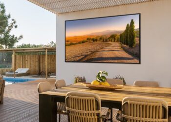Fernsehen unter freiem Himmel: der Outdoor TV The Terrace bringt brillantes Bild und satten Sound zur nächsten Gartenparty