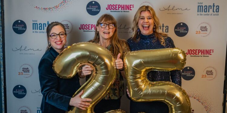 Feiern den Auftakt zum Jubiläumsjahr der Hotelgruppe Sinn & Gewinn: Co-Direktorin Verena Kern Nyberg, Präsidentin Irène Meier, Co-Direktorin Anja Kramarz (v.l.) – Bild Credits: ZVG